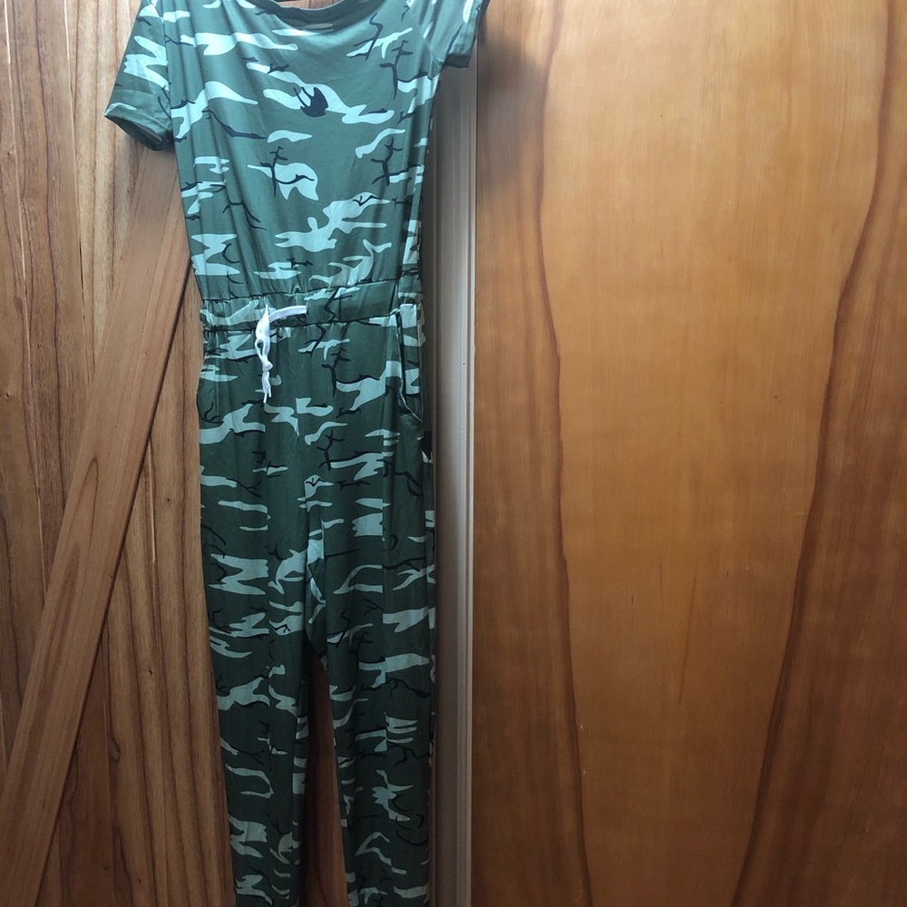 Super Comfy Great looking Camo jumpsuit